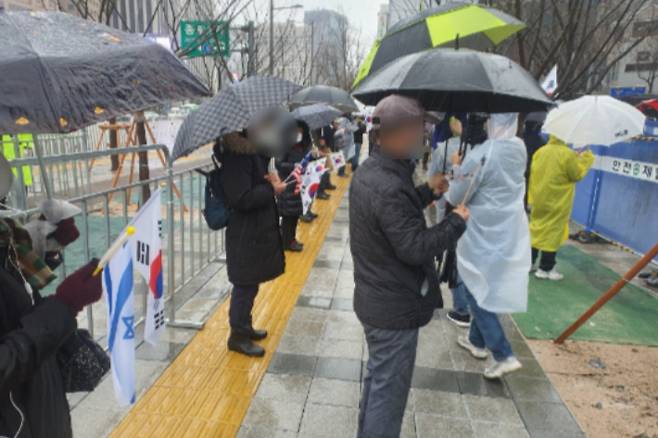 광화문 집회 참석자들이 태극기와 성조기, 이스라엘 국기 등을 들고 있다.