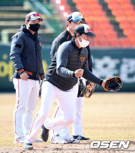 [OSEN=대전, 이대선 기자]한화 수베로 감독이 수비를 지도하고 있다. /sunday@osen.co.kr
