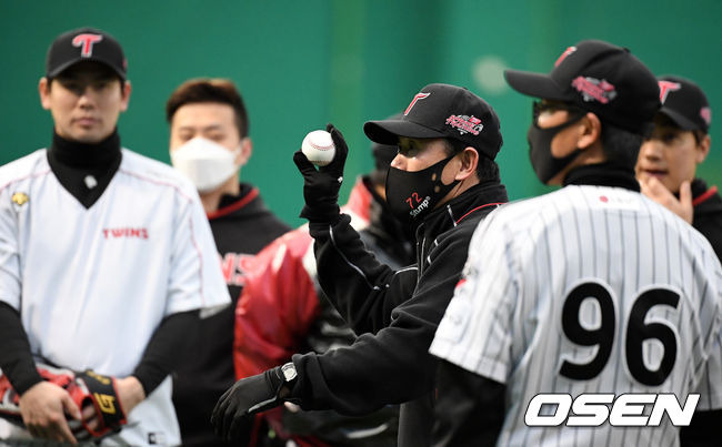 [OSEN=이천, 지형준 기자]김민호 코치가 훈련을 지도하고 있다. /jpenws@osen.co.kr