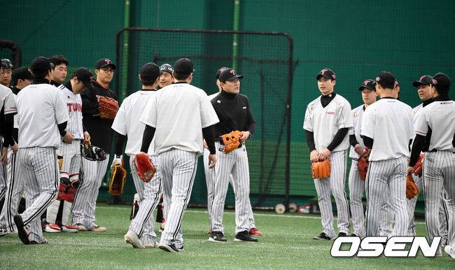 [OSEN=이천, 지형준 기자]김민호 코치가 훈련을 마치고 선수들과 이야기를 나누고 있다. /jpenws@osen.co.kr