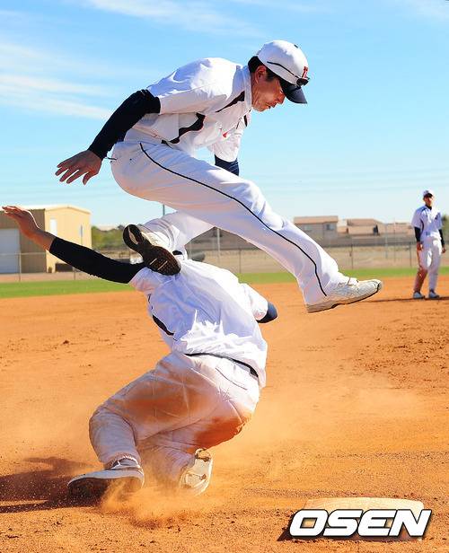 [OSEN=민경훈 기자] 두산 스프링캠프에서 두산 정수빈이 슬라이딩을 할때 김민호 코치가 점프하며 피하는 훈련을 하고 있다.
