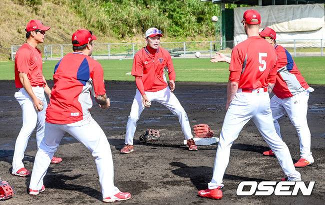[OSEN DB]김민호 코치가 일본 스프링캠프 훈련에서 KIA 선수들과 함께 훈련에 임하고 있다.