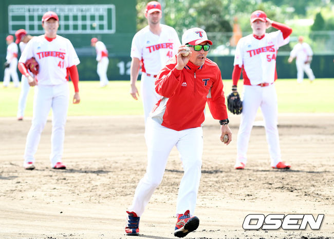 [OSEN=오키나와, 손용호 기자]한승혁이 주자를 견제하는 수비훈련을 하고  있다./spjj@osen.co.kr