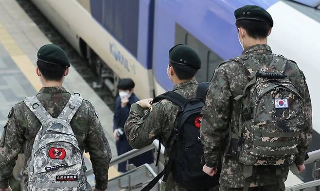 서울역 승강장에서 휴가를 나온 군인들이 열차에 탑승하기 위해 이동하고 있다. 연합뉴스