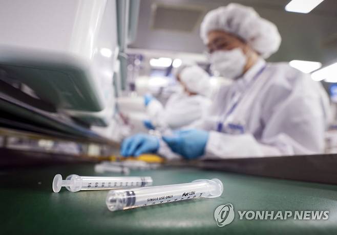 화이자 백신 접종 위한 최소잔여형(LDS) 주사기 [연합뉴스 자료사진]