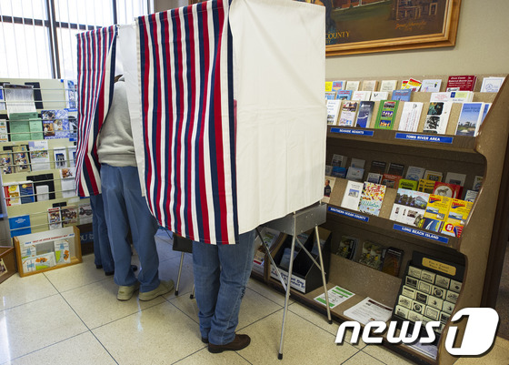 미국 뉴저지주 톰스 카운티의 투표소에서 투표하는 유권자들. © AFP=뉴스1