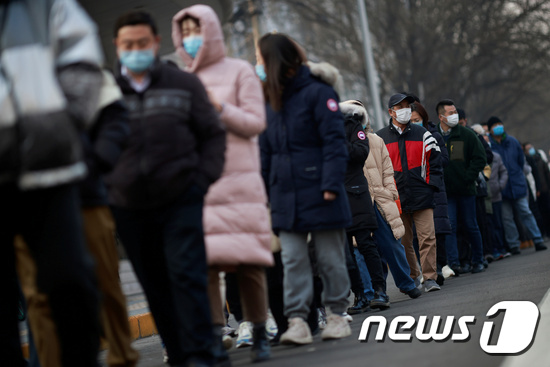 코로나19 진료소 앞에 줄을 선 중국 베이징 시민들. © 로이터=뉴스1