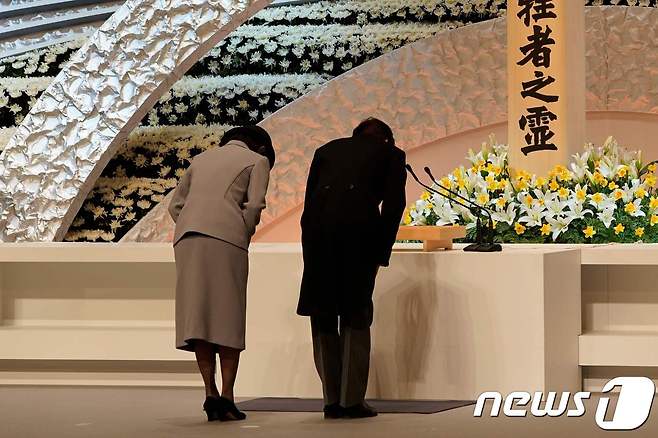 아키시노 노미야 당시 일본 왕자 부부가 11일 (현지시간) 도쿄에서 열린 동일본 대지진 7주기 추도식의 희생자 제단 앞에 고개를 숙이고 있다. © AFP=뉴스1 © News1 우동명 기자