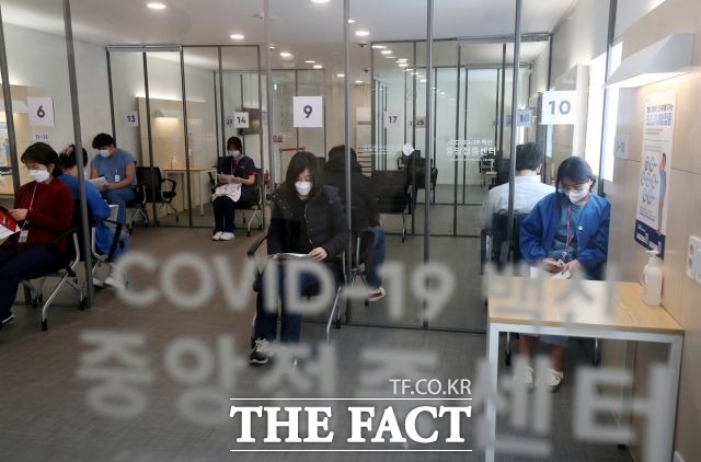 서울시는 1차 예방접종을 한 사람 중 15명이 이상반응을 보였고 이들은 모두 경증인 것으로 확인됐다. /사진공동취재단