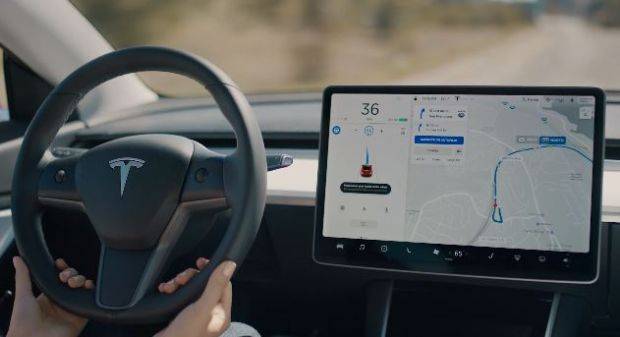 '내비게이트 온 오토파일럿(오토파일럿 내비게이션)' 기능이 실행중인 테슬라 모델 3 (사진=테슬라 영상 캡처)