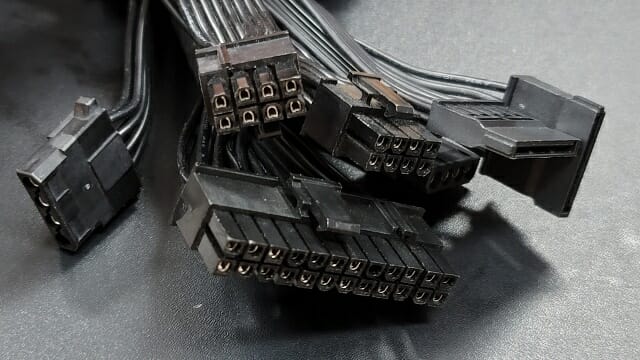 현재 쓰이는 ATX 기반 전원공급장치의 케이블과 커넥터. (사진=지디넷코리아)