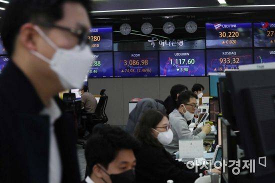 코스피 지수가 급등세로 출발한 2일 서울 을지로 하나은행 딜링룸 전광판에 코스피가 나오고 있다. /문호남 기자 munonam@