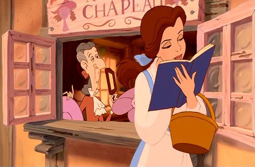 디즈니 애니메이션 '미녀와 야수' 중 주인공 벨이 길을 걸어가면서도 책을 읽는 장면./디즈니