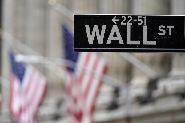 지난달 16일 미국 뉴욕증권거래소(NYSE) 앞에 미국 성조기가 걸려있다. /AP·연합뉴스