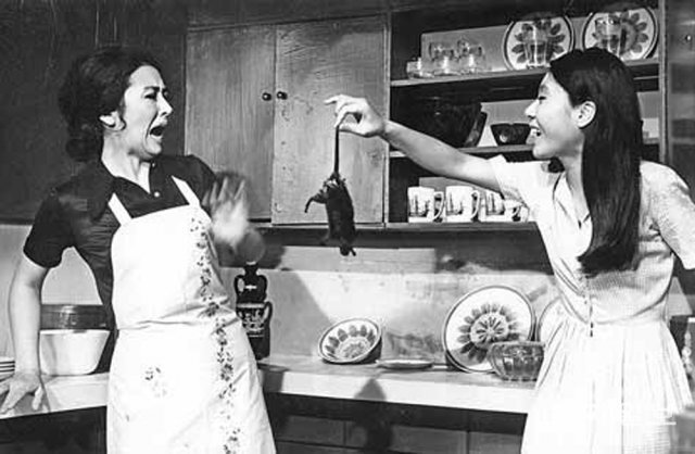 윤여정(오른쪽)의 영화 데뷔작인 김기영 감독의 1971년 작품 ‘화녀’. 동아일보DB