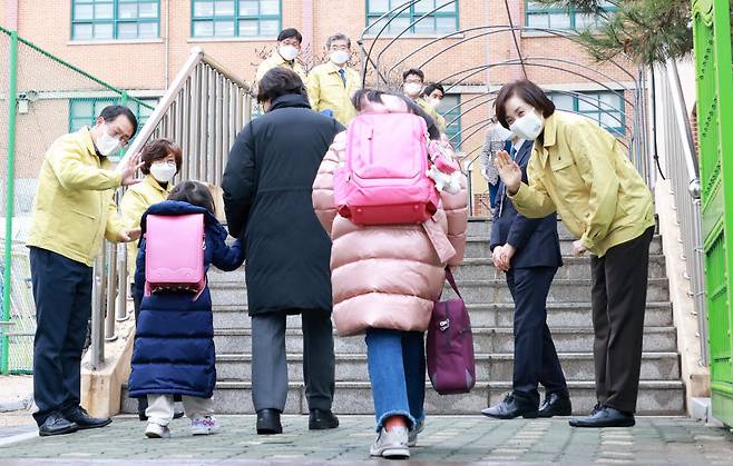 유은혜 사회부총리 겸 교육부 장관이 2021학년도 새 학기 등교 첫날인 2일 서울 청운초등학교를 방문해 학생들의 등교를 지도하고 있다.