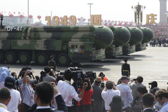 중국 베이징 톈안먼 광장에서 지난 2020년 10월 1일 열린 공산중국 수립 70주년 기념 열병식에 둥펑-41 대륙간탄도미사일(ICBM)이 선보이고 있다. 뉴시스