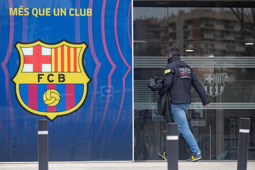 1일(현지시각) 한 경찰관이 FC바르셀로나 구단 사무실로 향하고 있다. 바르셀로나/EPA 연합뉴스