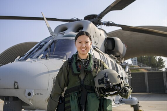 지난해 11월1일 임명된 해병대 첫 여군 헬기조종사 조상아 대위가 상륙기동헬기 ‘마린온’ 앞에서 포즈를 취하고 있다. 해병대 제공