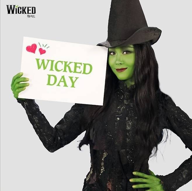 Actress Ock Joo-hyun stars as Elphaba in the musical “Wicked” (Instagram)