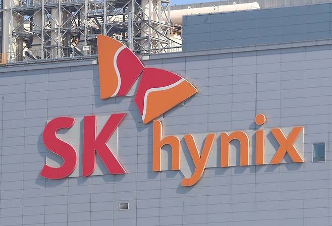 An exterior view of SK hynix semiconductor production line in Icheon, Gyeonggi Province. (DB Photo)