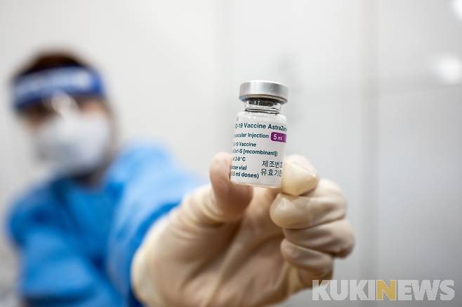 전국적으로 코로나19 백신 접종이 시작된 26일 오전 서울 성동구보건소에서 간호사가 아스트라제네카 백신을 들어보이고 있다.사진공동취재단