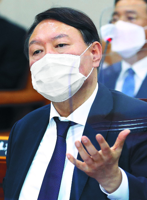윤석열 검찰총장이 지난해 10월 22일 국회 법제사법위원회 대검찰청 국정감사에서 질의에 답변하고 있다. 윤 총장은 1일 국민일보와의 단독 인터뷰에서 "수사와 기소가 분리되면 사회적 강자와 기득권의 반칙 행위에 단호히 대응하지 못하게 된다"고 강조했다. 최종학 선임기자