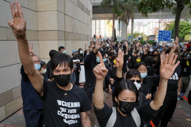 홍콩 서부 카오룽 법원 주변에서 1일 시위대가 모여 국가보안법상 국가 정권 전복 혐의로 기소된 민주진영 인사 47명의 석방을 요구하고 있다. 로이터연합뉴스