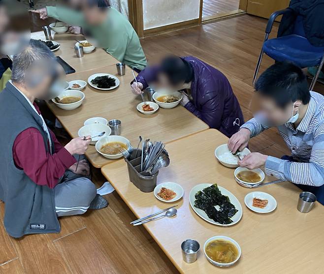 맛있게 점심 식사 중인 나눔의 집 형제들./사진=남형도 기자