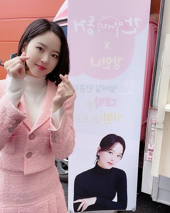 Actor Kang Han Na certified a snack car.On March 2, I said to my instagram , The impressive coffee snacks sent by my friends in the year 700.Thank you so much x777 Thank you Poguin I love you # Impression # I am all the delicious snacks in the world # I ate only thecrople revenue and posted photos and videos.The photo shows a strong image of a TVN new drama The Falling Living taking a certification shot in front of a snack car that arrived at the filming site.The sweet and lovely charm is outstanding in a pink tweed suit, and the snack car is also decorated with pink to suit the fashion, creating a bright atmosphere.On the other hand, Gangbang Falling Together is a non-human romantic comedy that 999-year-old Gumiho Shin Woo-yi and Kool Nana are 99-year-old female college students who are living in a house due to beads.It is currently being filmed and is scheduled to air this year.