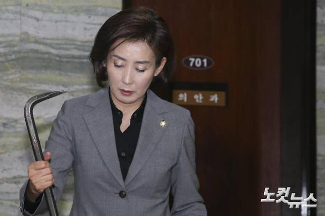 지난 2019년 4월 26일 서울 여의도 국회 의안과 앞에서 열린 긴급 의원총회에서 어제 민주당 신원미상의 인물들이 의안과 문을 부수기 위해 사용한 노루발못뽑이(일명 빠루)'를 들어보이고 있다. 의총 사회를 본 김정재 의원은 "(원내)대표가 들고나온 이 빠루는 어제 7층 의안과의 문을 부수기 위해 민주당인지 경호과인지 정확지는 않지만 (그들로부터)저희가 뺏은 것"이라고 설명했다.