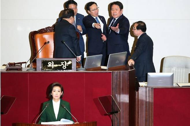 지난 2019년 3월 12일 당시 자유한국당 나경원 원내대표가 국회 본회의장에서 교섭단체 대표연설을 하던 중 문재인 정부가 북한의 대변인이라는 식의 발언을 하자 더불어민주당 홍영표 원내대표(뒷줄 가운데)가 단상으로 나가 항의하고 있다. 연합뉴스
