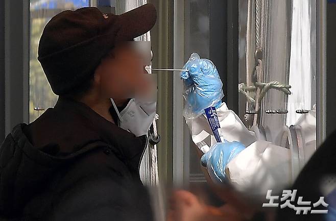 서울역광장에 마련된 중구임시선별검사소에서 의료진이 검체를 채취하고 있다. 박종민 기자