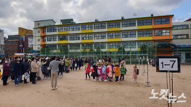 2일 오전, 서울 은평구 갈현초등학교에서 1학년 신입생들이 하교를 앞두고 운동장에 모여있다.  박하얀 기자