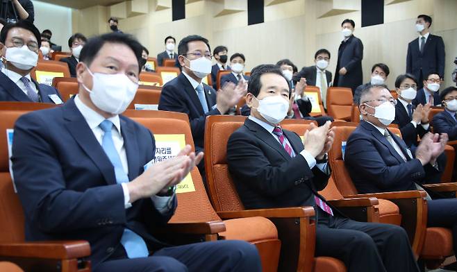 정세균 국무총리(가운데)와 정의선 현대차그룹 회장(오른쪽), 최태원 SK그룹 회장(왼쪽)이 2일 SK인천석유화학에서 열린 인천시 수소산업 기반구축 MOU 및 선포식에 참석해 박수치고 있다. 연합뉴스