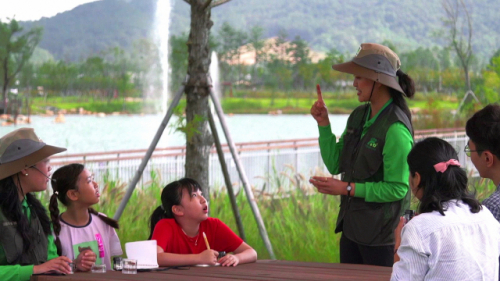 국립세종수목원 숲해설가가 어린이들을 대상으로 숲해설 프로그램을 운영하고 있다. 사진제공=국립세종수목원