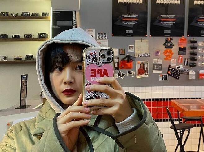 Actor Yoon Seung-ahh told me about his recent work on weekends.On the 1st, Yoon Seung-ah posted several photos on his instagram  with the phrase Sunday and work! Hands of those who work on weekends.In the photo, Yoon Seung-ah took a mirror self-portrait with a jumper and hooded hat, and Yoon Seung-ah made a chic feeling by applying a red lip that is attractive to a modest and natural fashion.On the other hand, Yoon Seung-ahh has married Kim Moo-yeol in 2015 and has been married to a couple. Yoon Seung-ah is currently communicating with the public through his personal YouTube channel.
