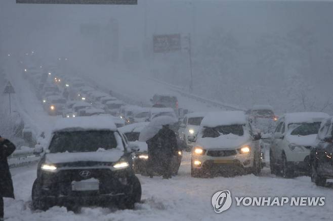 폭설에 갇힌 차량 (속초=연합뉴스) 이종건 기자 = 강원 산간과 동해안에 폭설이 쏟아진 1일 차들이 미시령동서관통도로에서 움직이지 못하고 있다.      2021.3.1 momo@yna.co.kr