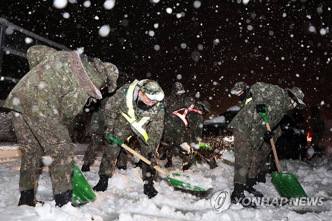 폭설 현장 투입된 군 장병 (속초=연합뉴스) 지난 1일 밤 폭설 현장에 투입된 육군 102기갑여단 장병들이 동해고속도로에서 제설작업을 하고 있다. 2021.3.2 [육군 102기갑여단 제공·재판매 및 DB금지] momo@yna.co.kr