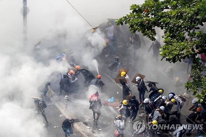미얀마 쿠데타 항의 시위대에 최루탄 세례 [양곤 로이터=연합뉴스. 재판매 및 DB 금지]