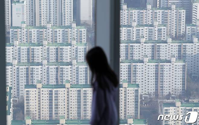 서울 송파구 롯데월드타워 서울스카이에서 바라본 서울 아파트 단지. 2021.2.19/뉴스1 © News1 김진환 기자