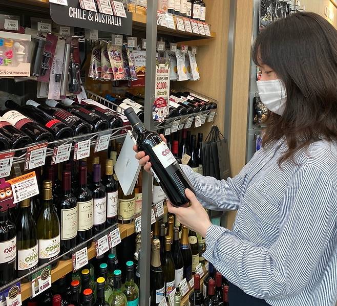 고객이 이마트24 주류특화매장에서 와인을 고르고 있다. © 뉴스1