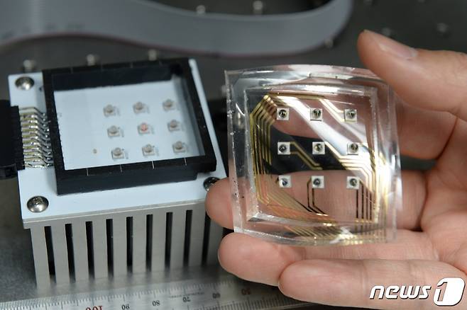 ETRI가 개발한 3x3 LED 배열 햅틱 디스플레이(ETRI 제공) ©뉴스1