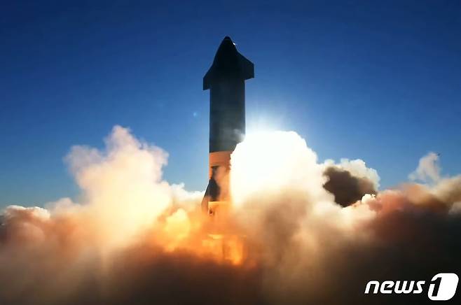 지난해 12월9일(현지시간) 텍사스 주 보카치카에서 발사되는 스페이스X의 여행용 우주선. © AFP=뉴스1 © News1 원태성 기자