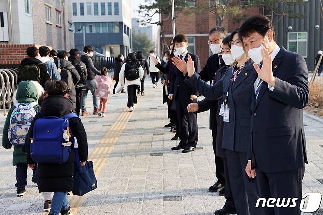 3일 오전 김병우 충북교육감이 청주 오창 생명초중학교에서 등교하는 학생들을 맞이하고 있다.(충북교육청 제공).© 뉴스1