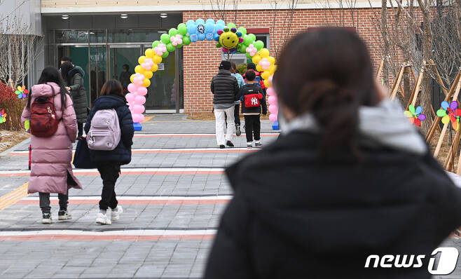 신학기 개학일인 지난 2일 서울 한 초등학교에서 학부모가 등교하는 자녀를 보고 있다. 2021.3.2/뉴스1 © News1 사진공동취재단