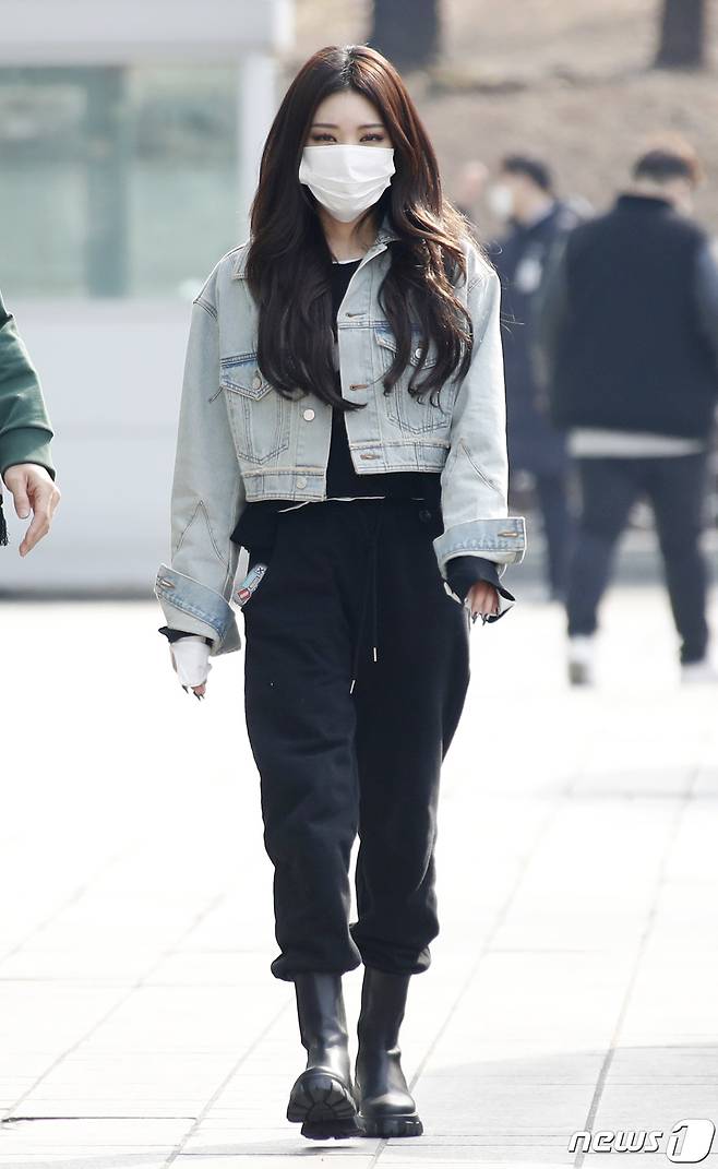 Seoul=) = Singer Chungha enters the station for the appearance of SBS Dooshi Escape Cult show at SBS office in Mok-dong, Seoul Yangcheon District on the 3rd.2021.3