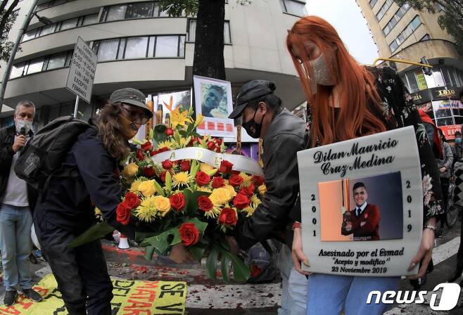 콜롬비아 보고타에서 2020년 11월 23일 반정부 시위 도중 경찰의 강경 진압으로 사망한 10대 달란 크루즈 등 고인들의 1주기 행사가 열리는 모습. © AFP=뉴스1