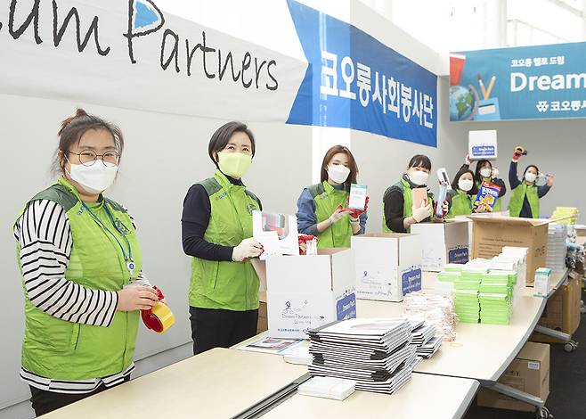 서창희 코오롱사회봉사단 총단장(왼쪽 두번째)을 비롯한 임직원들이 드림팩을 제작하고 있다(코오롱그룹 제공). © 뉴스1