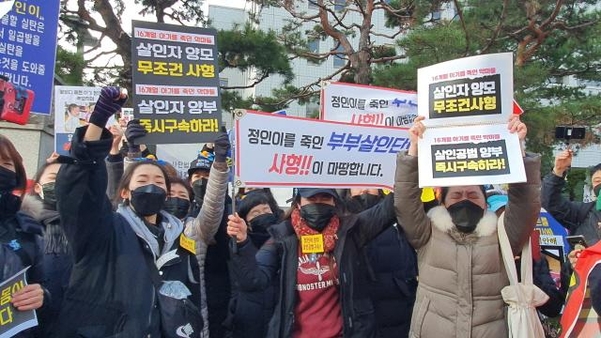 3일 오전 서울남부지법 앞에서 시민들이 정인이 양부모의 엄벌을 촉구하고 있다. /이은영 기자